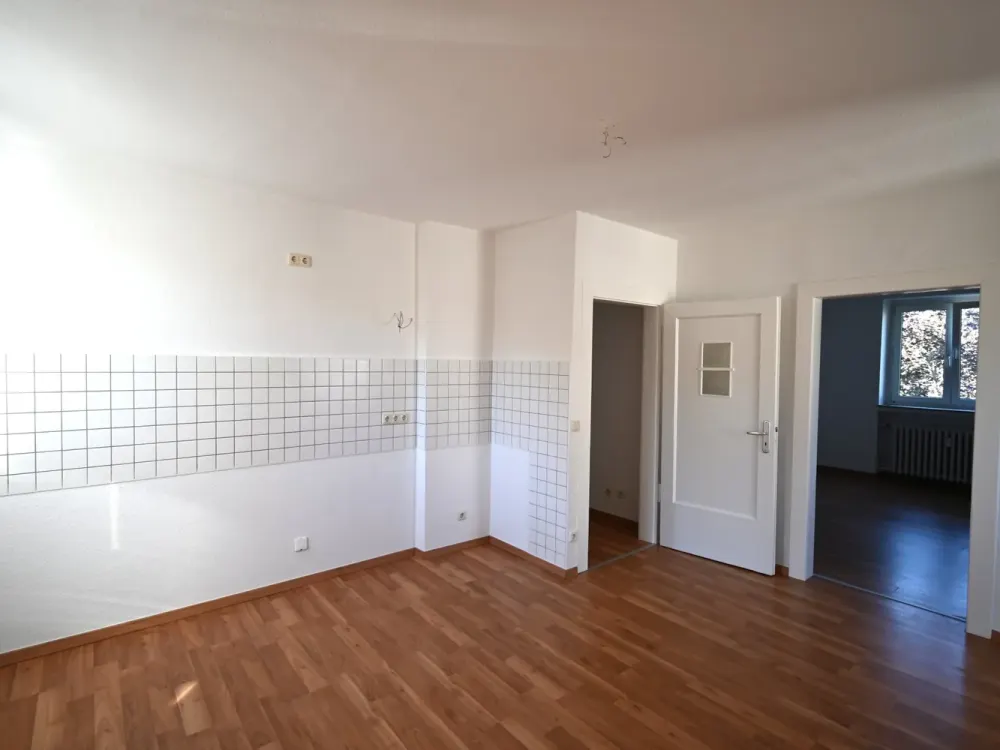 **** Renovierte 2-Zimmer-Wohnung mit Wintergarten-Balkon und Gartennutzung.... ****