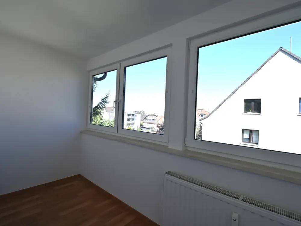 **** Renovierte 2-Zimmer-Wohnung mit Wintergarten-Balkon und Gartennutzung.... ****