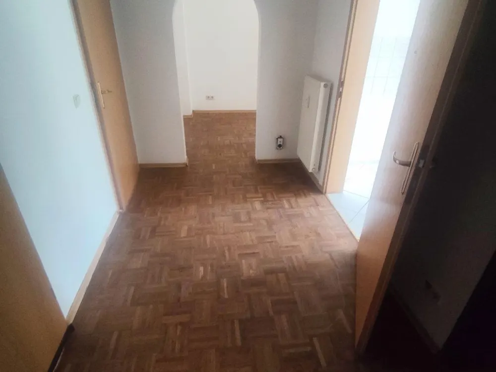 2-Zimmer-Wohnung mit Parkett in der Eisenbahnstraße 90