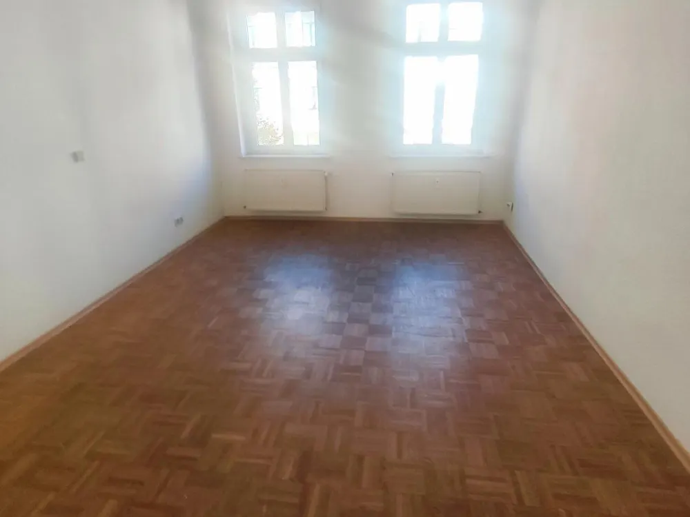 2-Zimmer-Wohnung mit Parkett in der Eisenbahnstraße 90