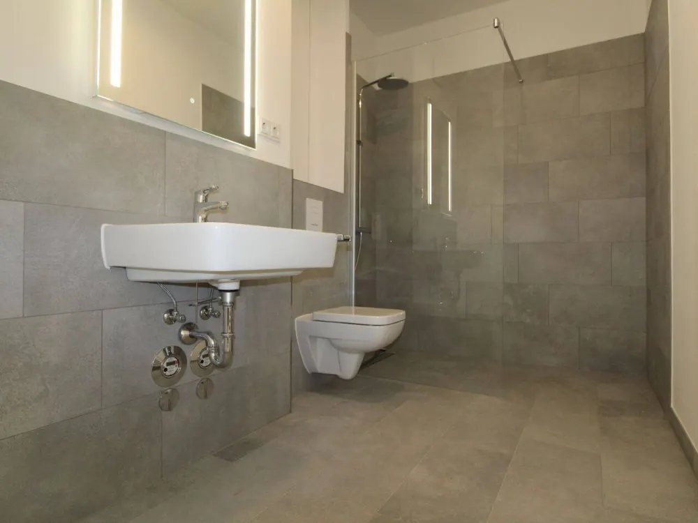Ab 01.09.2026 bezugsfrei! Helle 2 Zimmer mit EBK und Balkon in ruhiger Seitenstraße!