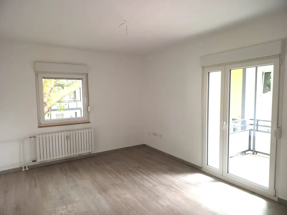 Schöne Wohnung: renovierte 3-Zimmer-Wohnung mit Balkon