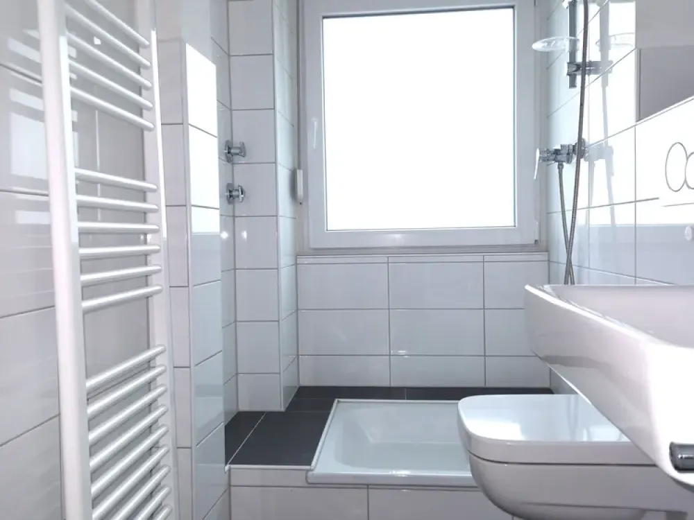 Schöne Wohnung: renovierte 3-Zimmer-Wohnung mit Balkon