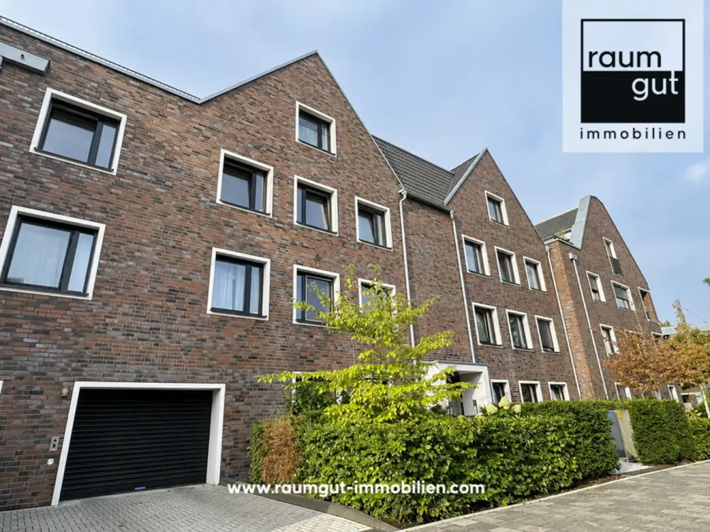 4-Room Loft-Style Apartment with En Suite Bathroom, Balcony and Underground Parking Space in Düsseldorf Volmerswerth