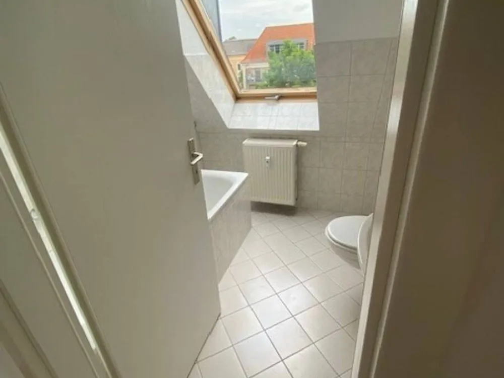 Kreative Leute aufgepasst! hübsches kleines Dachgeschoß, EBK, kleine Loggia offen und Stellplatz !