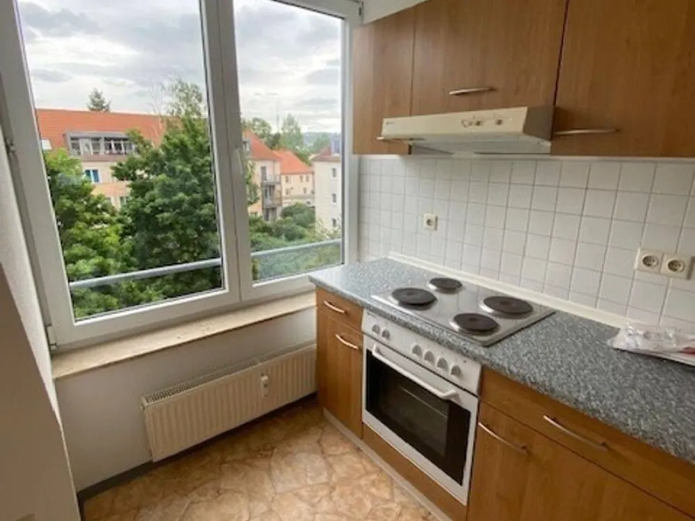 Kreative Leute aufgepasst! hübsches kleines Dachgeschoß, EBK, kleine Loggia offen und Stellplatz !