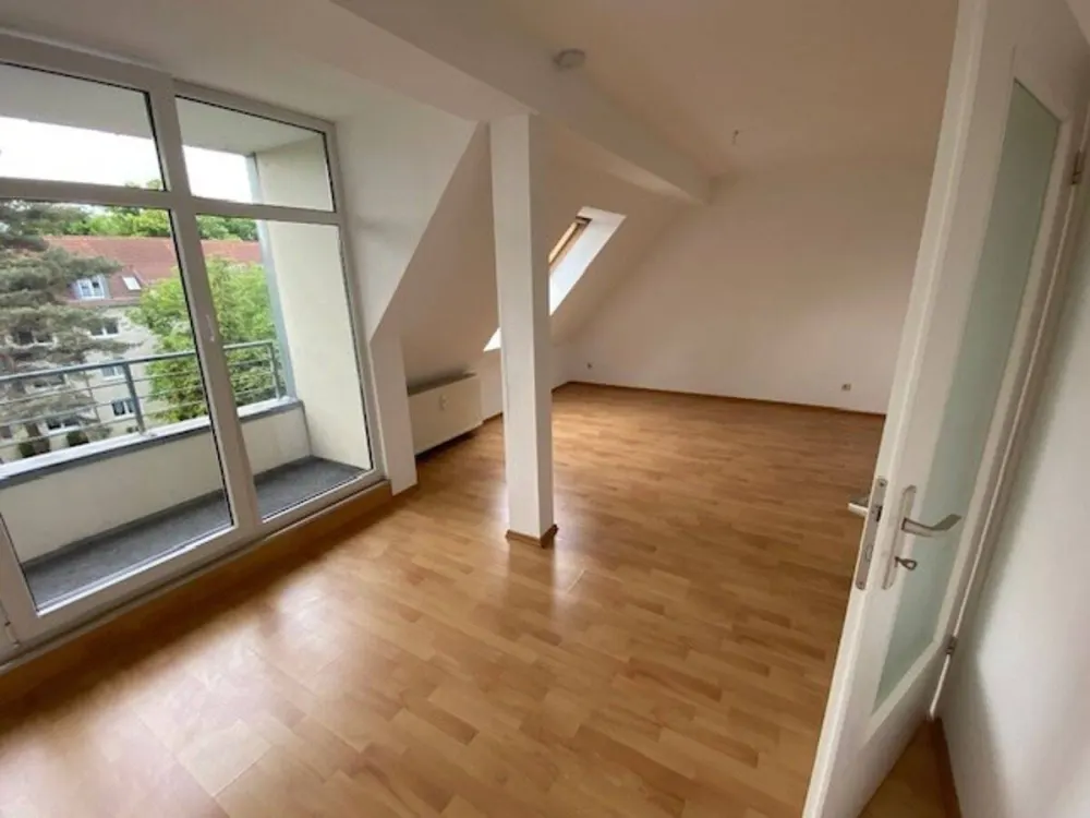 Kreative Leute aufgepasst! hübsches kleines Dachgeschoß, EBK, kleine Loggia offen und Stellplatz !