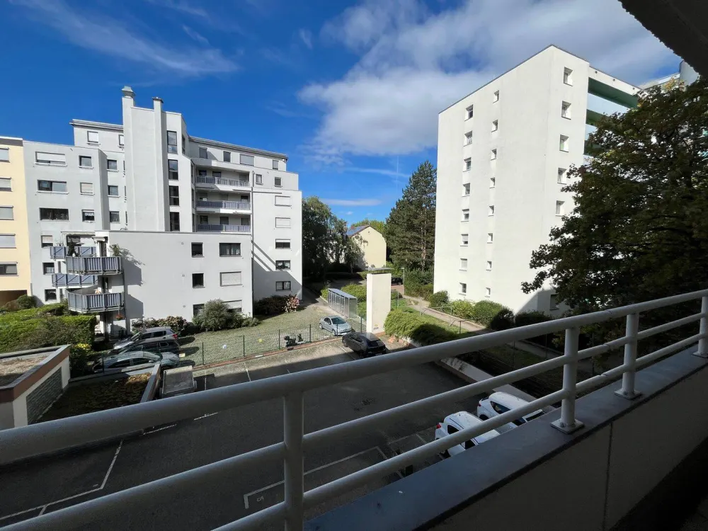 Well-maintained 2-room apartment with large loggia, fitted kitchen, underground parking space and elevator