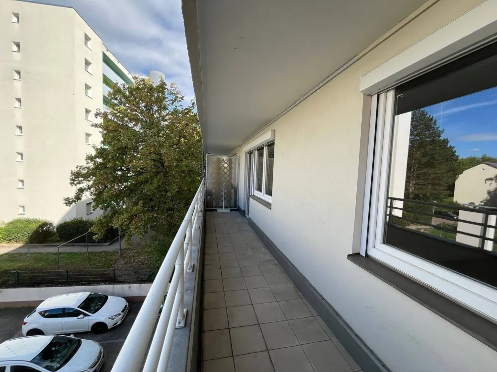 Well-maintained 2-room apartment with large loggia, fitted kitchen, underground parking space and elevator