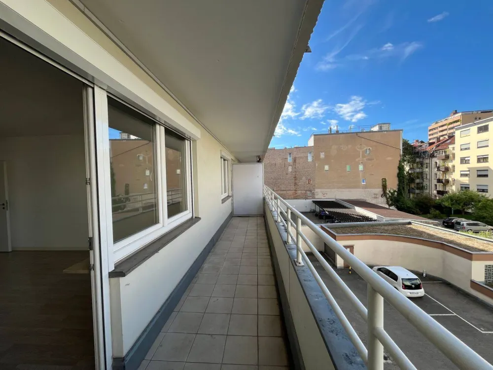 Well-maintained 2-room apartment with large loggia, fitted kitchen, underground parking space and elevator