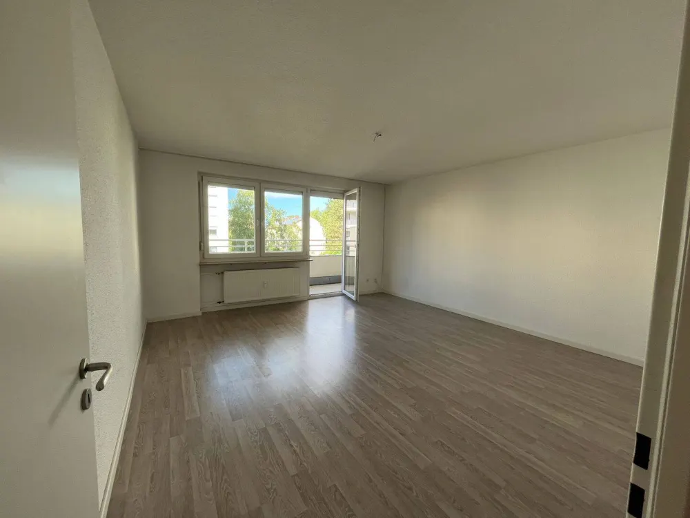Well-maintained 2-room apartment with large loggia, fitted kitchen, underground parking space and elevator
