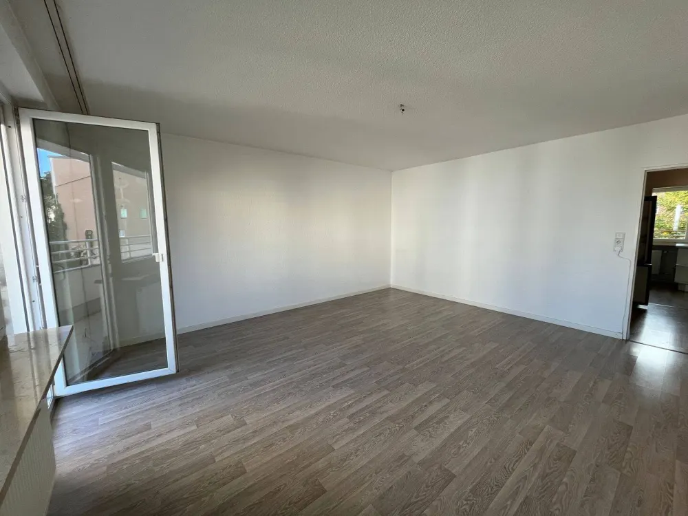 Well-maintained 2-room apartment with large loggia, fitted kitchen, underground parking space and elevator