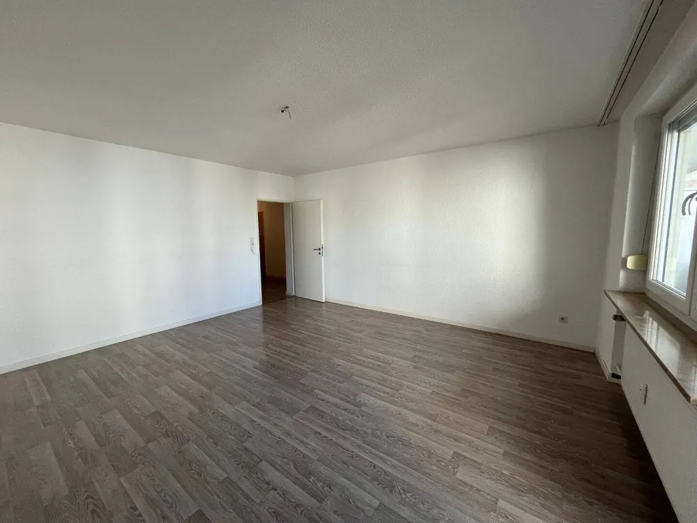 Well-maintained 2-room apartment with large loggia, fitted kitchen, underground parking space and elevator