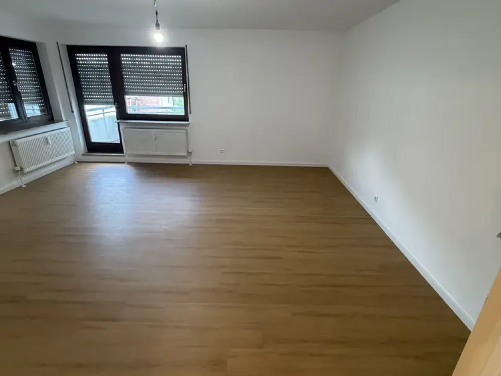 Erstbezug nach Kernsanierung: 1-Zimmer-Wohnung mit Einbauküche und Balkon