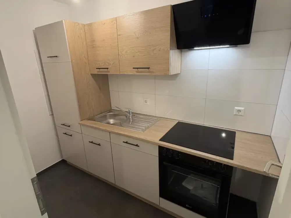 Erstbezug nach Kernsanierung: 1-Zimmer-Wohnung mit Einbauküche und Balkon