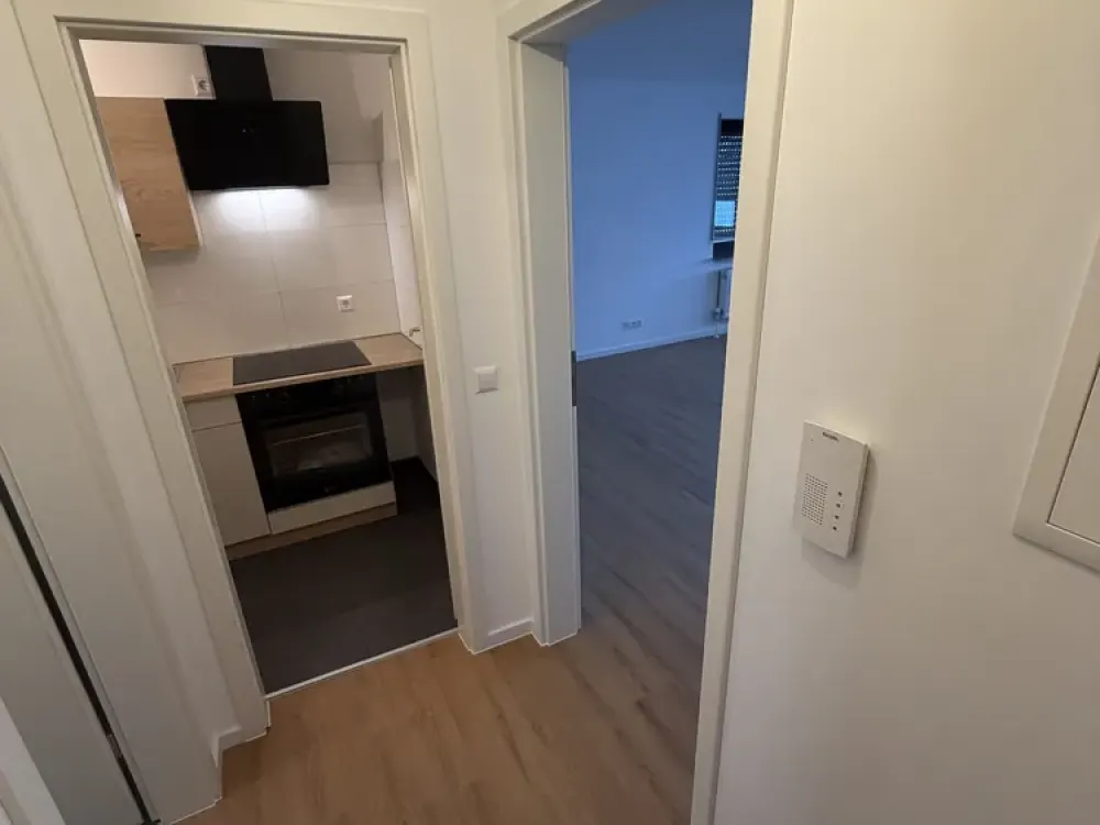 Erstbezug nach Kernsanierung: 1-Zimmer-Wohnung mit Einbauküche und Balkon
