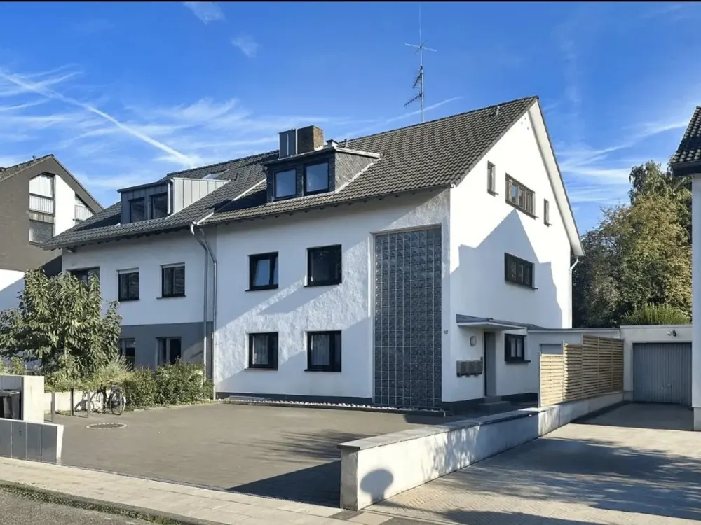 4-Zimmer-Dachgeschosswohnung in Köln-Lövenich, sofort bezugsfrei mit Stellplatz