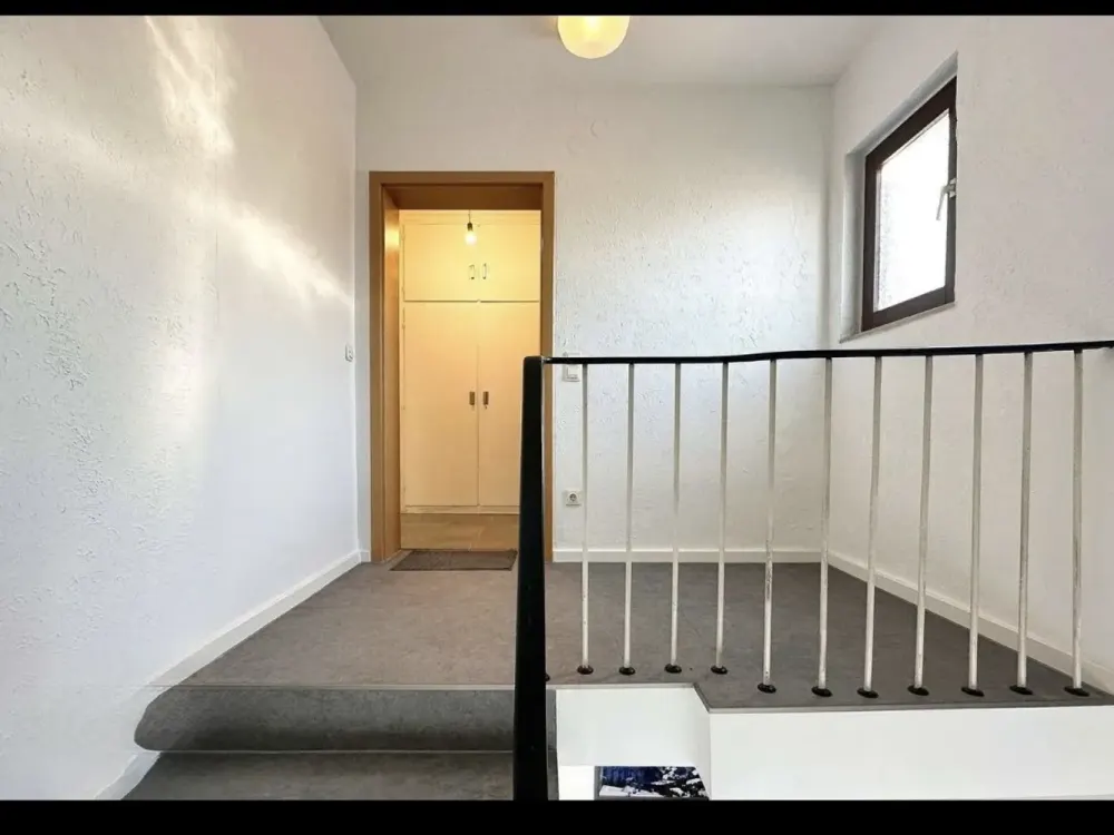 4-Zimmer-Dachgeschosswohnung in Köln-Lövenich, sofort bezugsfrei mit Stellplatz