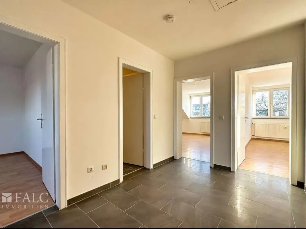 4-Zimmer-Dachgeschosswohnung in Köln-Lövenich, sofort bezugsfrei mit Stellplatz