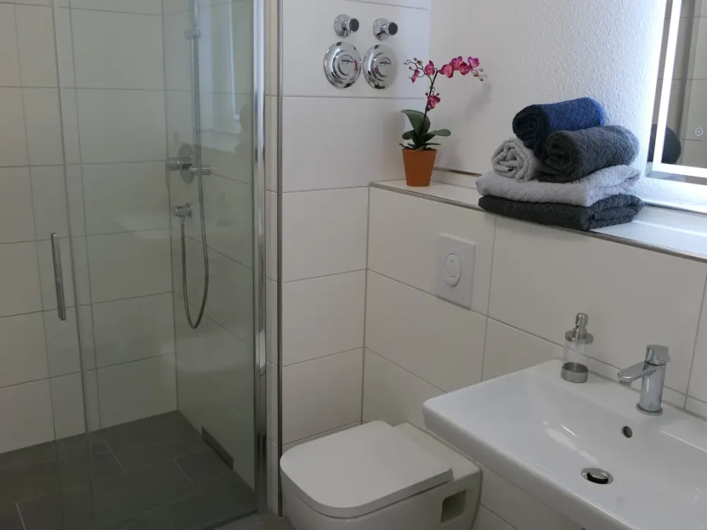Moderne, sonnige, neuwertige 1,5-Zi-Whg. mit geh. Innenausstattung mit EBK und SW-Balkon in Langen