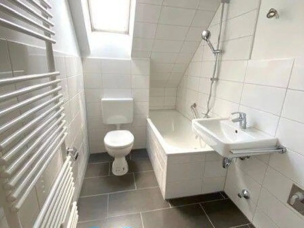 2-Zimmer-Wohnung im Dachgeschoss (Ohne Aufzug) - frisch saniert