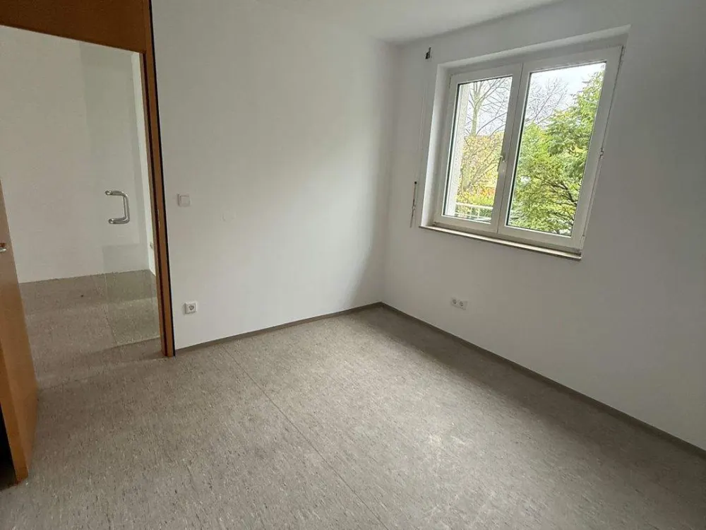 große 5 - Zimmerwohnung - bitte unbedingt beigefügten Bewerbungsbogen ausfüllen
