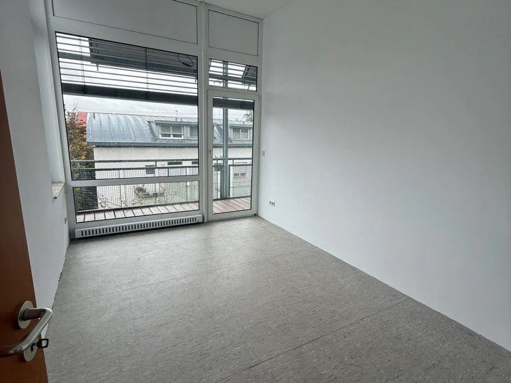 große 5 - Zimmerwohnung - bitte unbedingt beigefügten Bewerbungsbogen ausfüllen