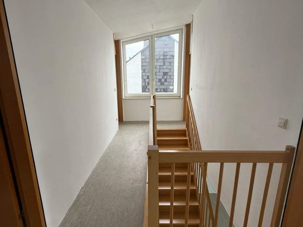 große 5 - Zimmerwohnung - bitte unbedingt beigefügten Bewerbungsbogen ausfüllen