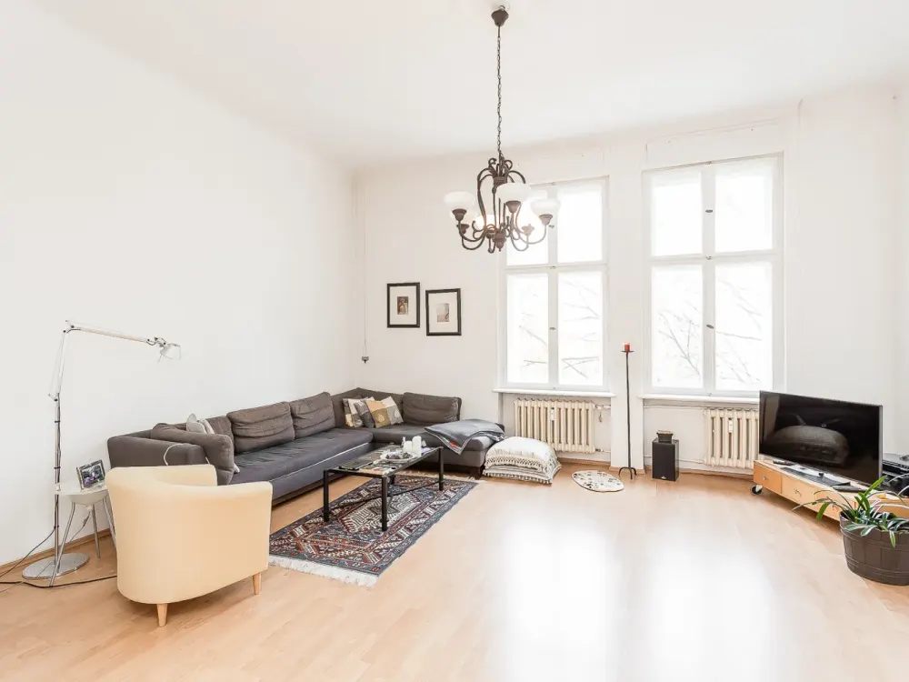Heller Altbau mit Flügeltüren in Wilmersdorf - renovierungsbedürftig!