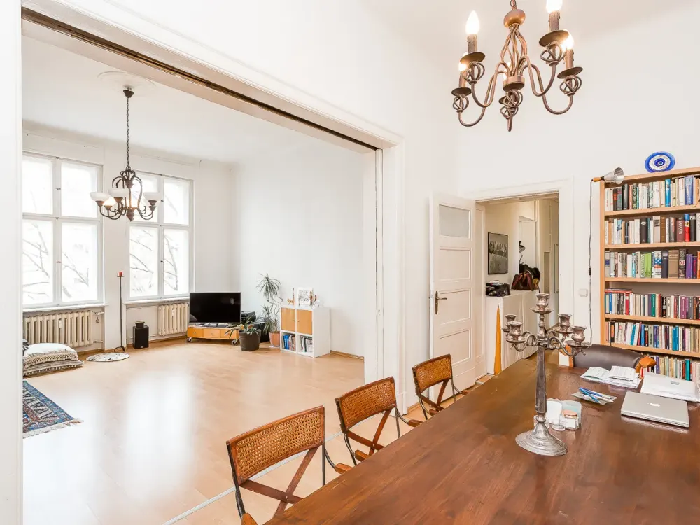 Heller Altbau mit Flügeltüren in Wilmersdorf - renovierungsbedürftig!