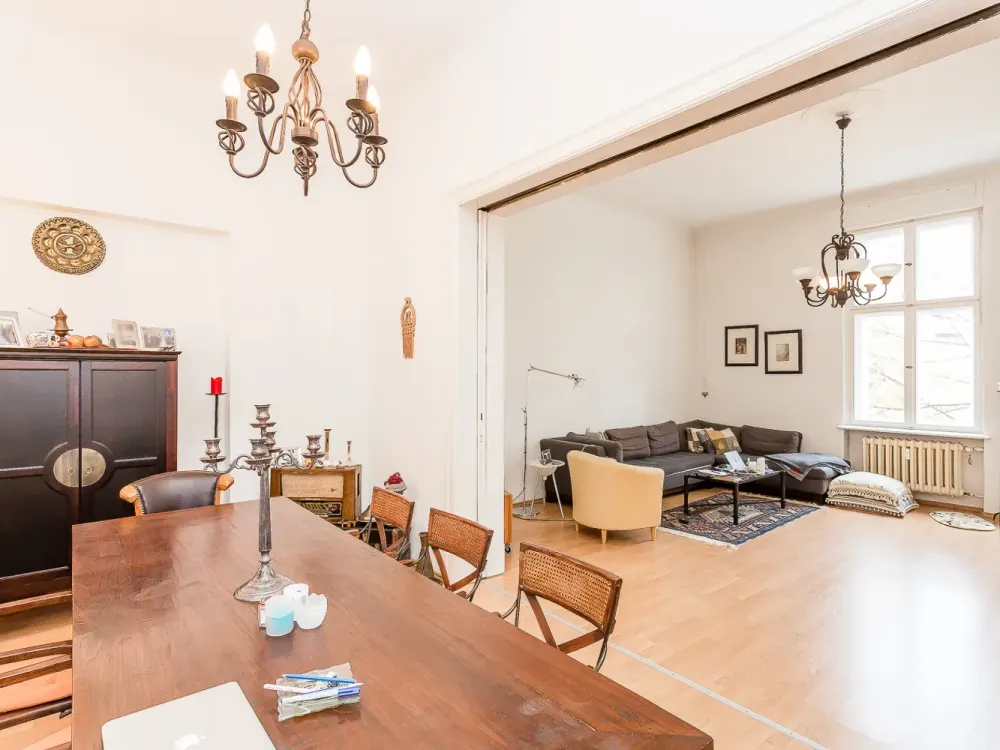 Heller Altbau mit Flügeltüren in Wilmersdorf - renovierungsbedürftig!