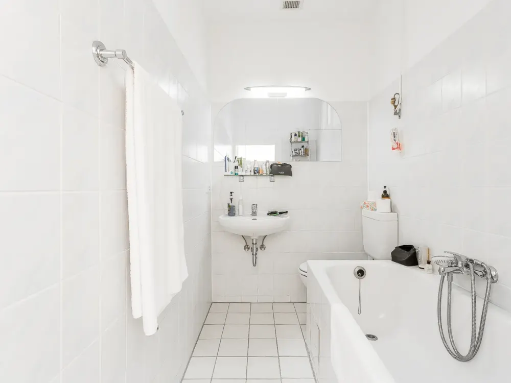 Heller Altbau mit Flügeltüren in Wilmersdorf - renovierungsbedürftig!