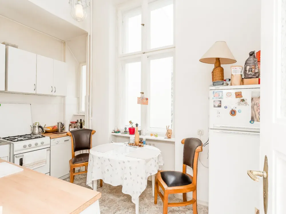 Heller Altbau mit Flügeltüren in Wilmersdorf - renovierungsbedürftig!