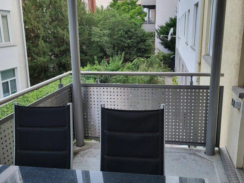 Vollmöblierte 2,5 ZW mit Balkon und Einbauküche in S-West