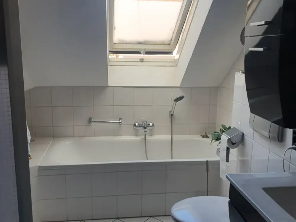 Schöne Dachgeschosswohnung in einem gepflegten Mehrfamilienhaus