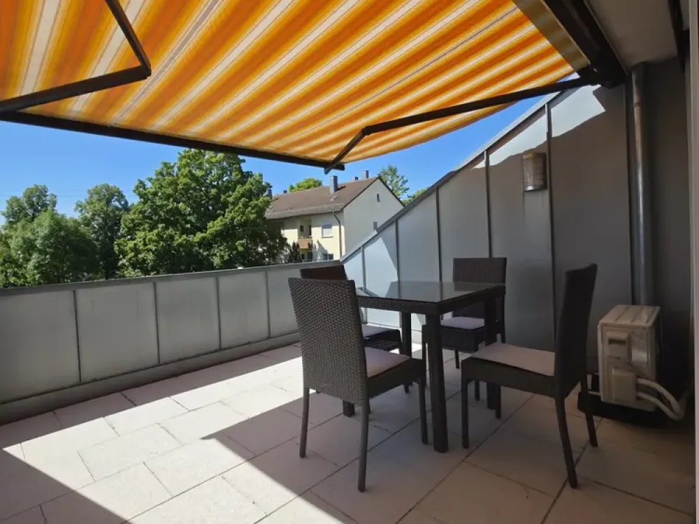 Exklusive 2,5-Zimmer-Dachgeschosswohnung mit großem Dachbalkon, Privatgarten und hochwertiger Möblie