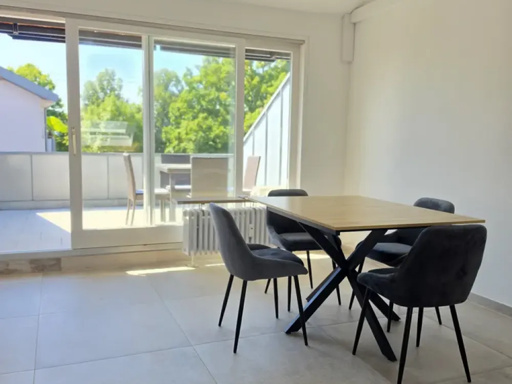 Exklusive 2,5-Zimmer-Dachgeschosswohnung mit großem Dachbalkon, Privatgarten und hochwertiger Möblie