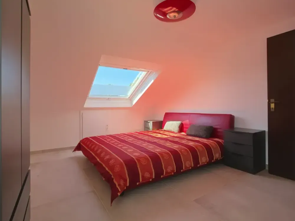 Exklusive 2,5-Zimmer-Dachgeschosswohnung mit großem Dachbalkon, Privatgarten und hochwertiger Möblie