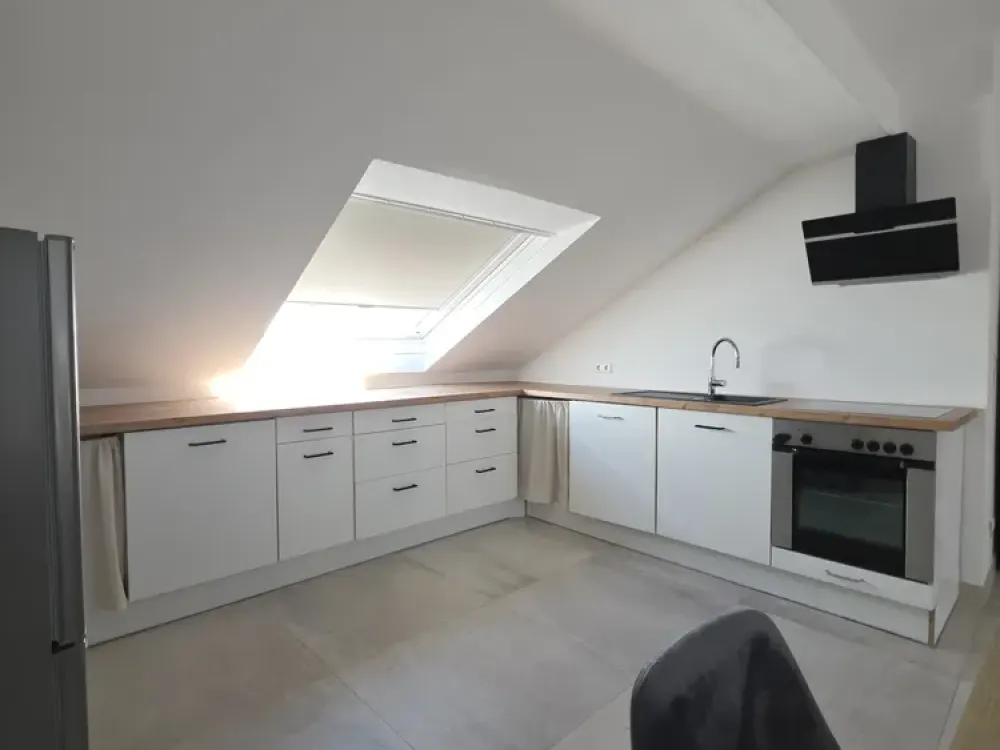 Exklusive 2,5-Zimmer-Dachgeschosswohnung mit großem Dachbalkon, Privatgarten und hochwertiger Möblie