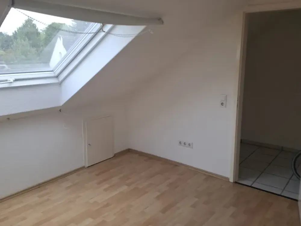 2-Zimmer-Dachgeschosswohnung im gepflegten 3-Familienhaus in Dortmund-Brackel