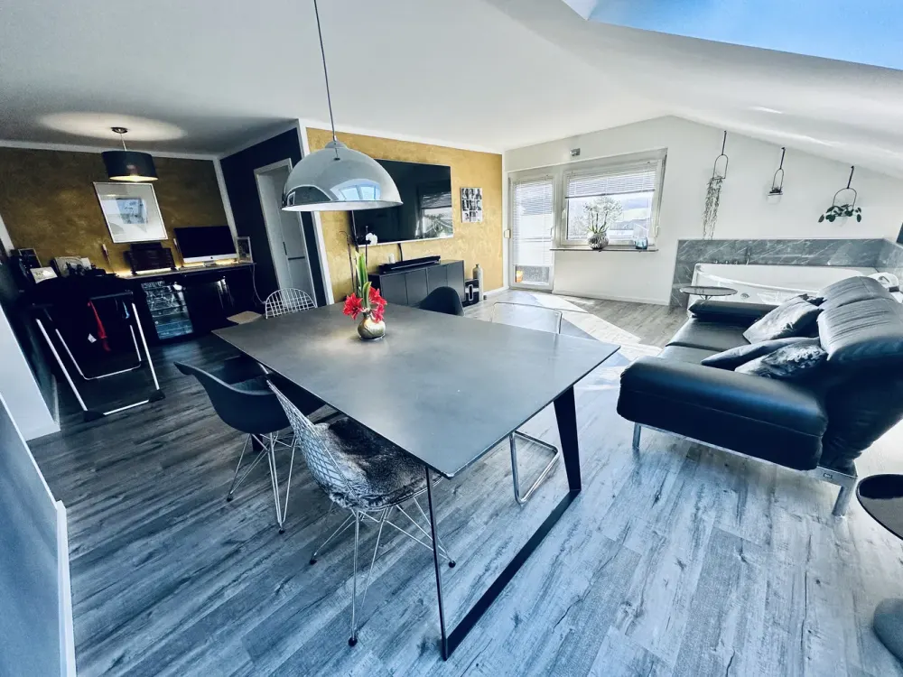 Stilvolle 3-Zimmer-DG-Wohnung in Leonberg-Warmbronn