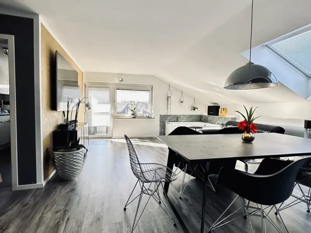 Stilvolle 3-Zimmer-DG-Wohnung in Leonberg-Warmbronn