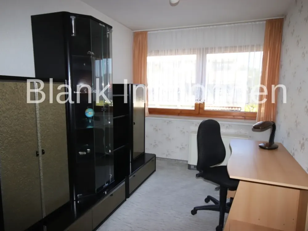 Helle 4-Zimmer-Wohnung mit Balkon, EBK, Garage, ab sofort frei, günstiger - in Ottobeuren