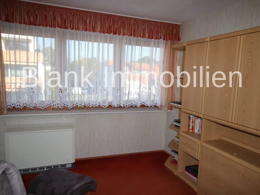 Helle 4-Zimmer-Wohnung mit Balkon, EBK, Garage, ab sofort frei, günstiger - in Ottobeuren