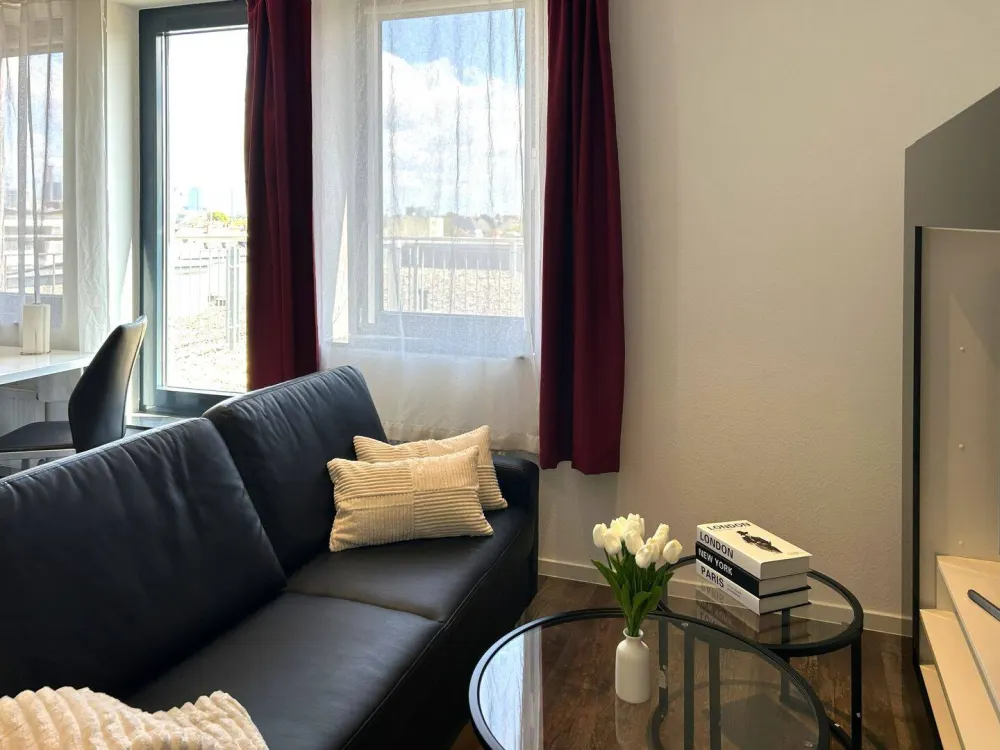 Großzügiges 2-Zimmer-Penthouse-Apartment, komfortabel & komplett ausgestattet, zentral in Niederrad