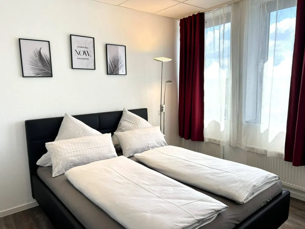 Großzügiges 2-Zimmer-Penthouse-Apartment, komfortabel & komplett ausgestattet, zentral in Niederrad