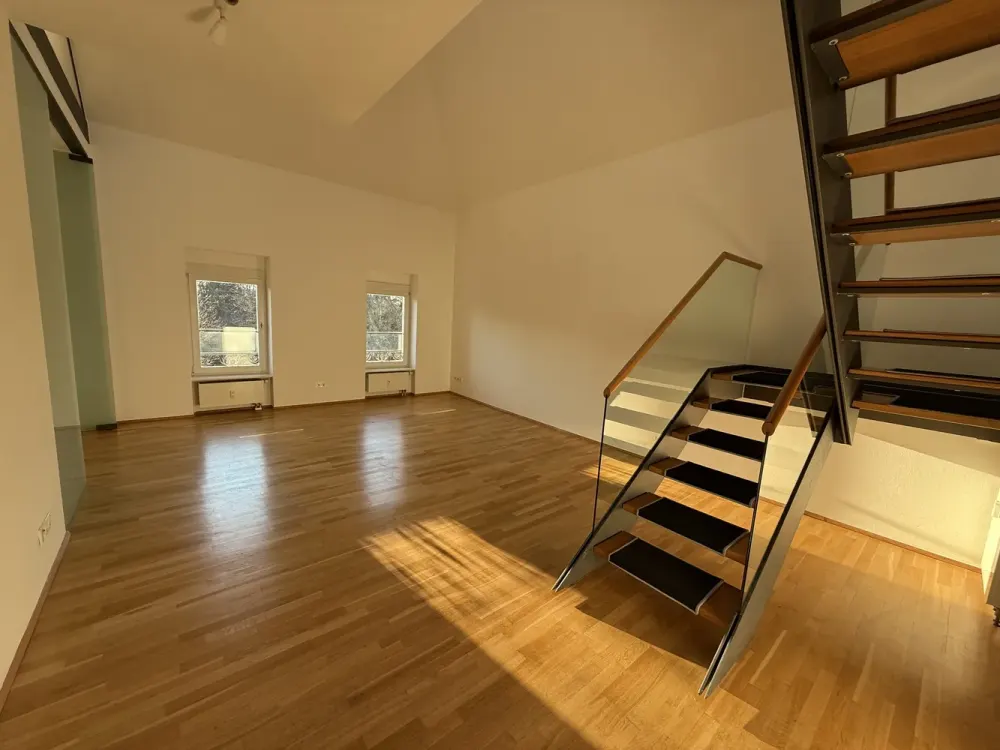STILVOLLES WOHNEN DIREKT AM PALMENGARTEN, exklusive Maisonette im repräsentativen Altbau