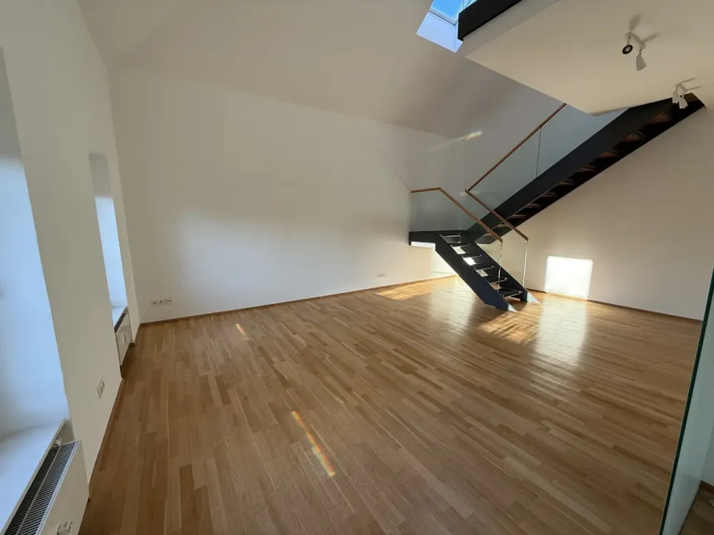 STILVOLLES WOHNEN DIREKT AM PALMENGARTEN, exklusive Maisonette im repräsentativen Altbau