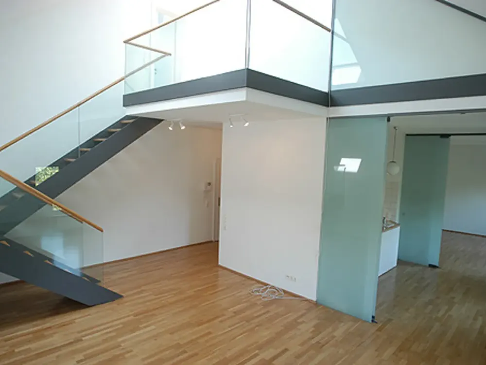 STILVOLLES WOHNEN DIREKT AM PALMENGARTEN, exklusive Maisonette im repräsentativen Altbau