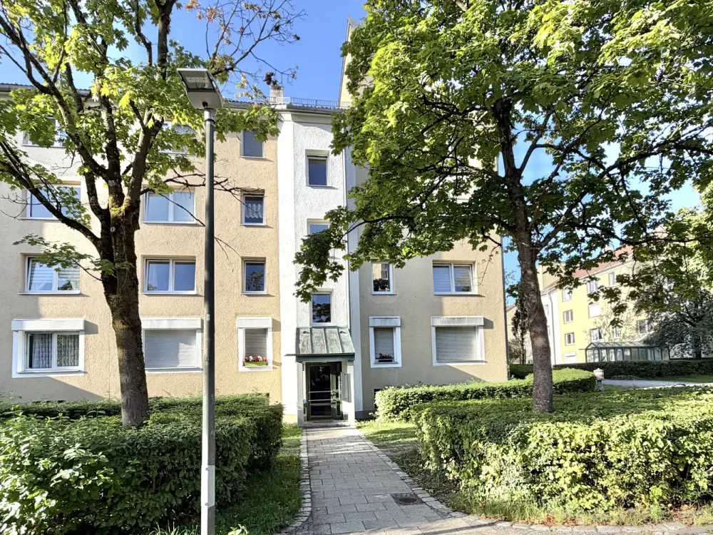 Sunny, partially furnished 3-room apartment with large SOUTH-FACING BALCONY in USH